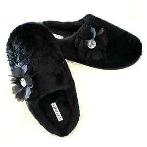 Black fuzzy slippers